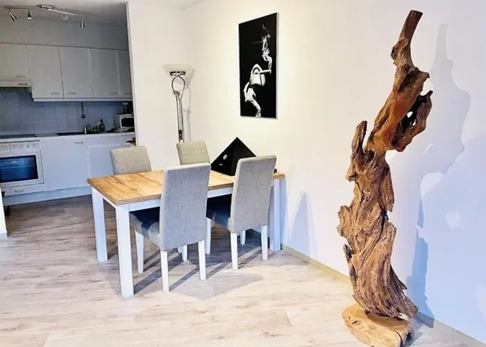 Crw Flat - Spacious Ground Floor Apartment With Garden